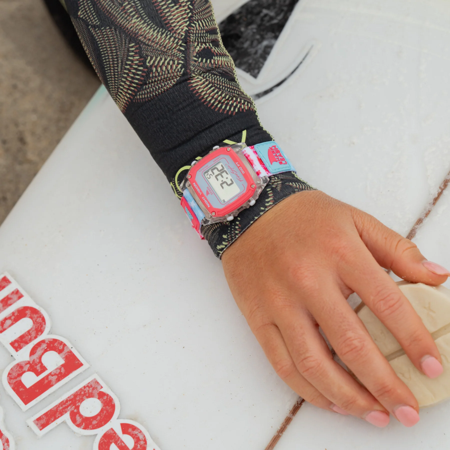 CAROLINE MARKS SIGNATURE SHARK CLASSIC LEASH SURFIN' USA - Image 2